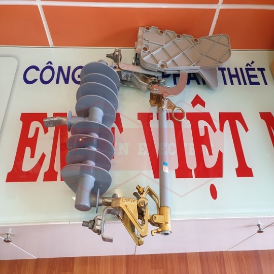 LBFCO 27kV 200A Polymer dòng rò 635 mm - Tuấn Ân