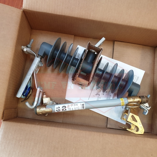 Cầu chì tự rơi FCO 27kV 200A Polymer dòng rò 600mm - Ab Chance Hubble
